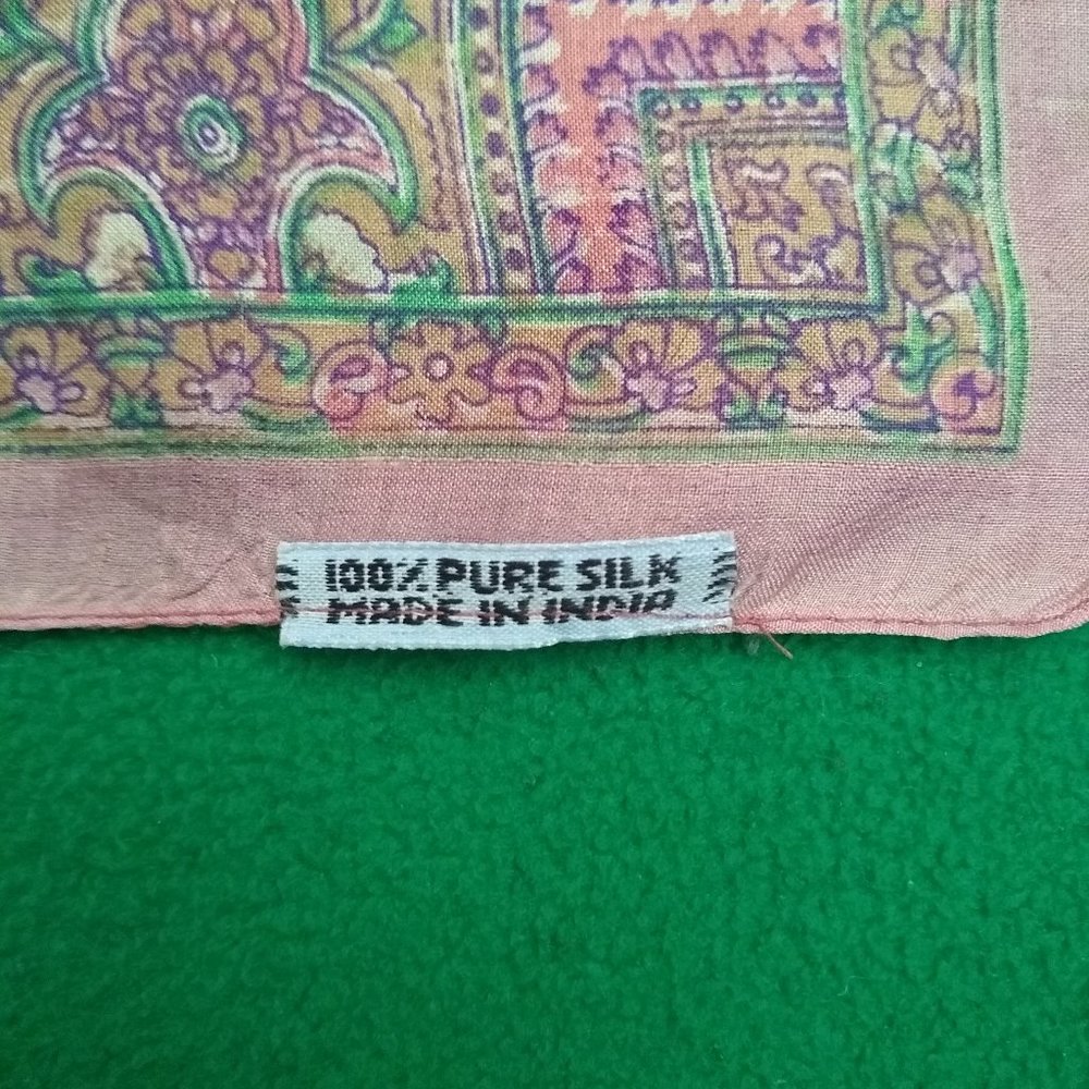 Gorgeous Rose Pink Silk Scarf Paisley India Soft - Picture 6 of 6